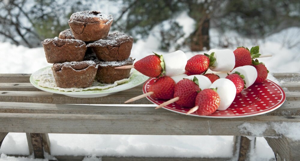 Muffins er en sikker vinner i bursdag, og ypperlig tur kos. Deilige sjokolademuffins og jordbærspyd med marshmallows. Foto: Bård Ek, melk.no