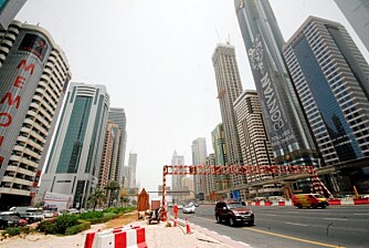 ØRKENBYEN: Hovedgata Sheihk Zayed Road er bygget på sand, som fortsatt er synlig her og der. Men sjeik Maktoum har et klart mål: All sand i Dubai by skal dekkes av bygninger, veier eller plener!