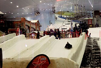 ØRKEN-SNØ: Dubai var selvsagt først i verden med innendørs ski- og akebakke. Anlegget ligger i megakomplekset "Mall of Emerates".