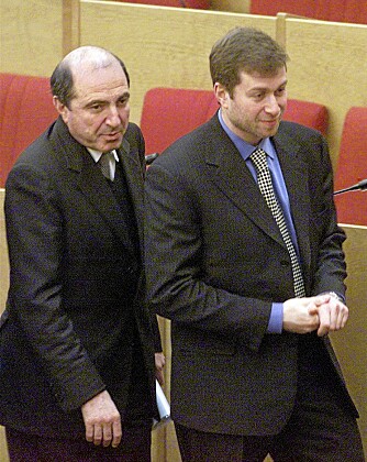 Kompisene og forretningspartnerne Abramovich og Beresovskij mens de ennå var vel forlikt. Her fra et møte i Statsdumaen, der begge den gang var medlemmer.