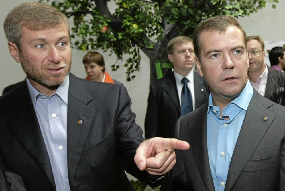 Skal du til topps i Russland, må du være på godfot med toppene. Her ser vi Abramovich sammen med president Dmitrij Medvedev.