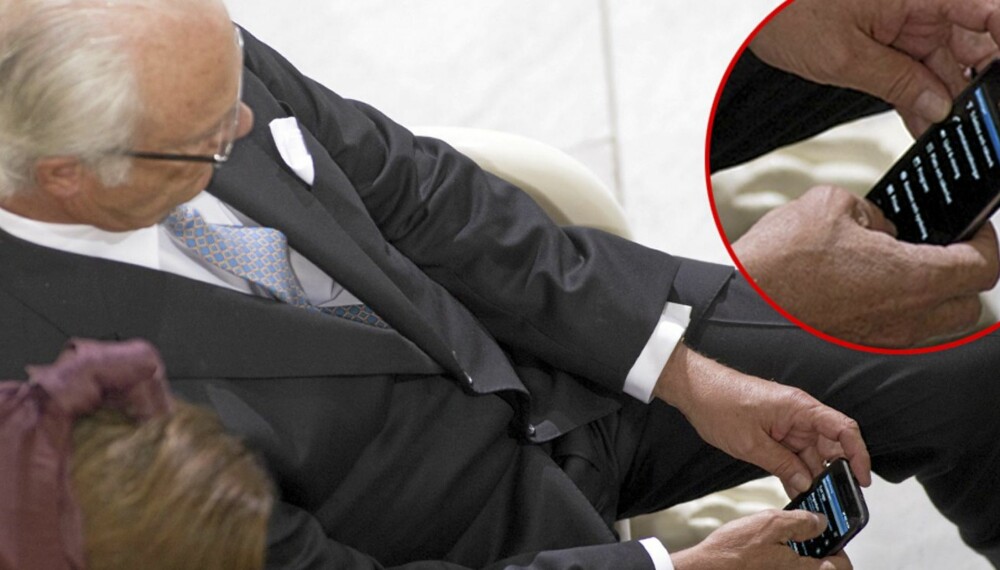 OPPTATT MANN: Kong Carl Gustaf fiklet med mobilen under dronning Margrethes festgudstjeneste.