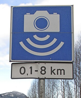 STREKNINGS-ATK: Fotoboksskilt med skilt som angir kilometer under betyr at strekningen har gjennomsnittsmåling.