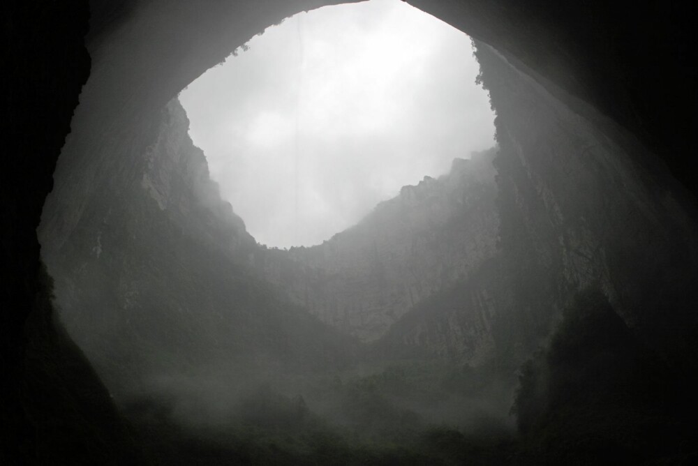 Her er Tian Keng sett nedenfra. Ikke rart den fikk kallenavnet ""The Heavenly Pit"" - den himmelske grotta.