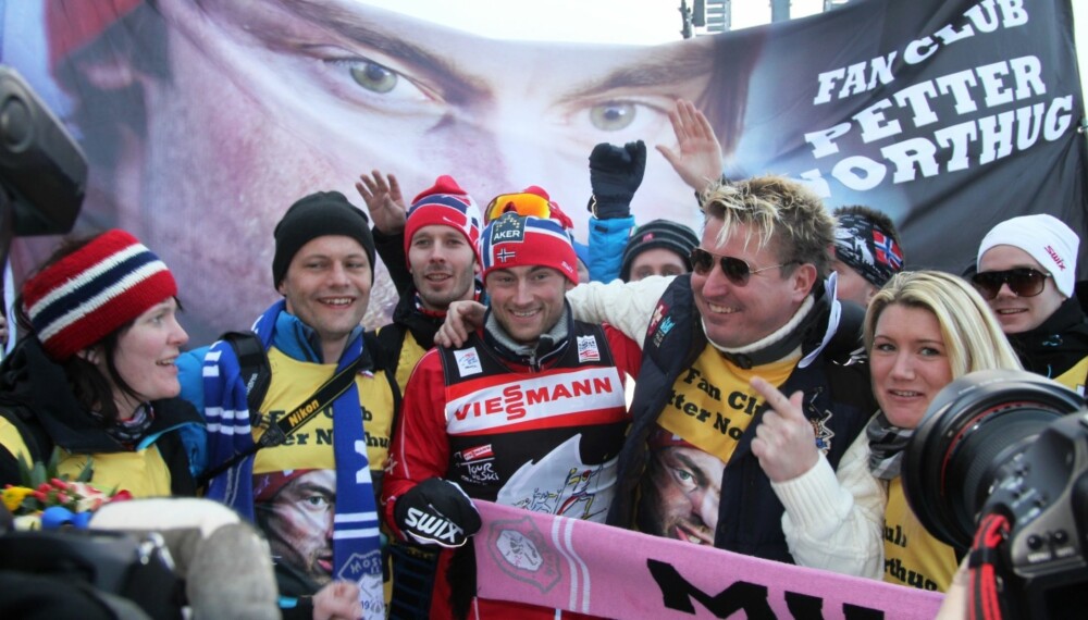 KOK: Enorm stemning da fanklubben tok imot en utslitt Petter Northug etter målgang på toppen av alpinbakken i Val Di Fiemme
