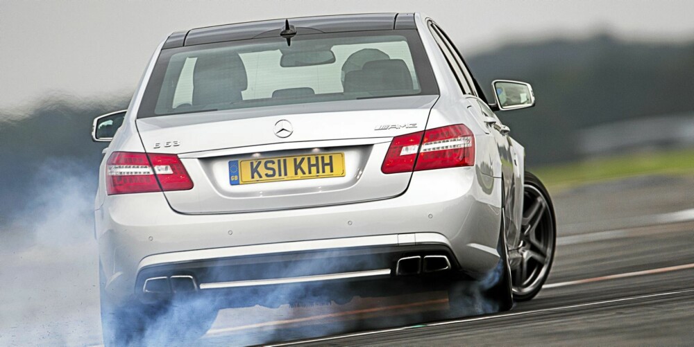 MERCEDES E63 AMG: 5,5 liters biturbo V8 med 525 hk MERCEDES E63 AMG: 5,5 liters biturbo V8 med 525 hk