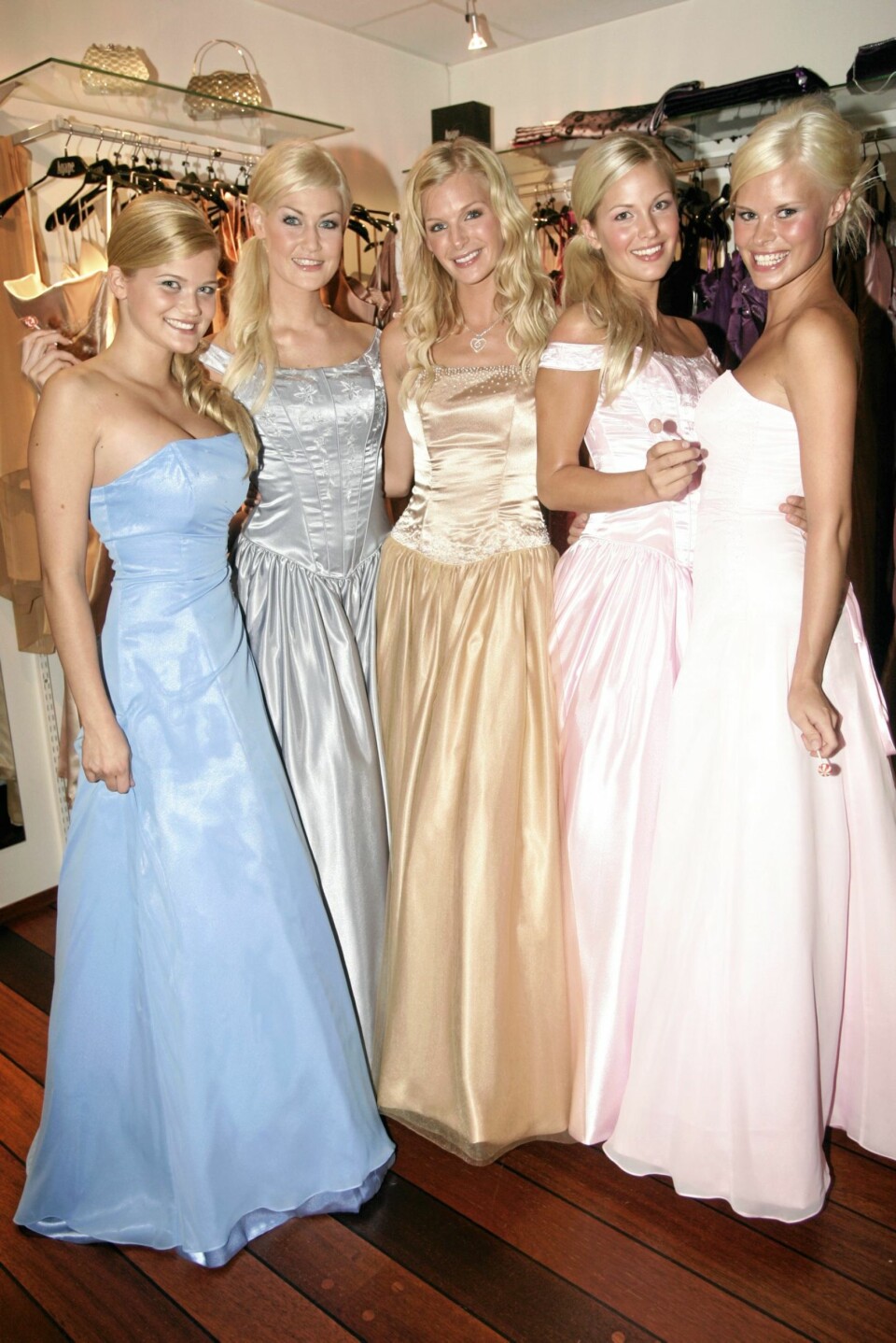 SEPTEMBER 2006:  Visning av ballkjoler i Katrine Sørlands butikk Agape i Oslo. (F.v.) Sandra Lyng Haugen, Hege Tørresdal, Katrine Sørland, Maria Skappel og Therese Haugsnes. Butikken gikk for øvrig i konkurs for kort tid siden.