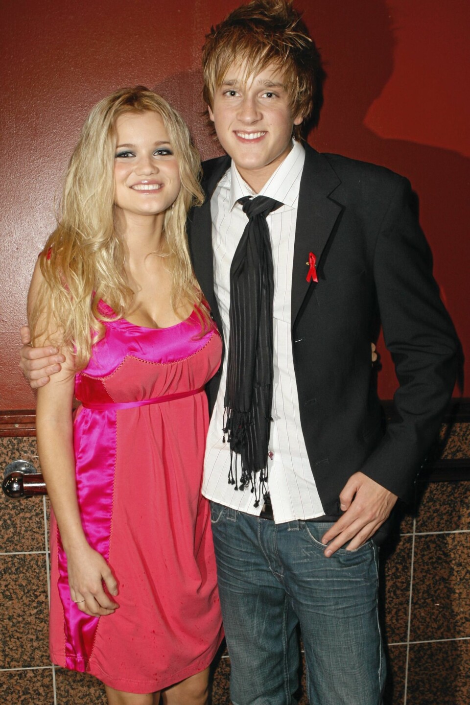 DESEMBER 2007: En Idol-deltaker vender tilbake... En rødkledd Sandra sammen med Bjørn Johan Muri, som tok andreplassen i konkurransen