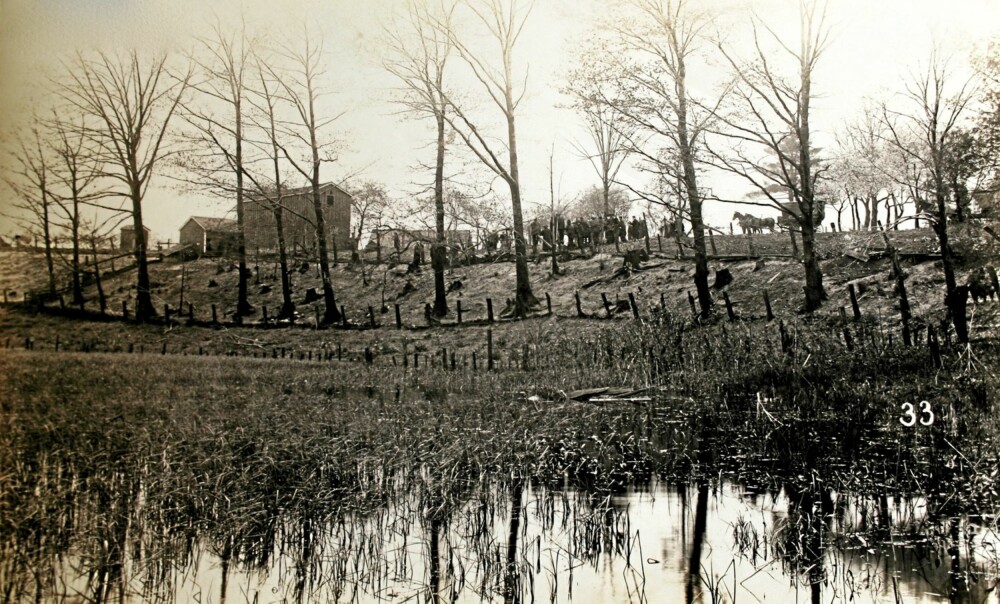 Bildet viser Gunness gård etter mordbrannen.