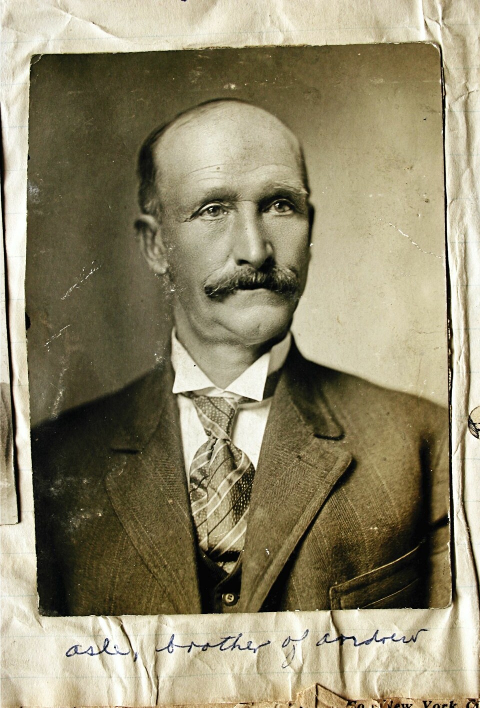 Det var Asle Helgelien som løste mordmysteriet på Gunness gård. Infernoet på Gunness gård 28. april 1908 kunne ha blitt en uproblematisk mordbrannetterforskning, med Belles gårdsgutt og forsmådde elsker Ray Lamphere som hovedmistenkt, hadde det ikke vært for Asle som hadde en bestemt følelse om at noe fryktelig hadde skjedd.