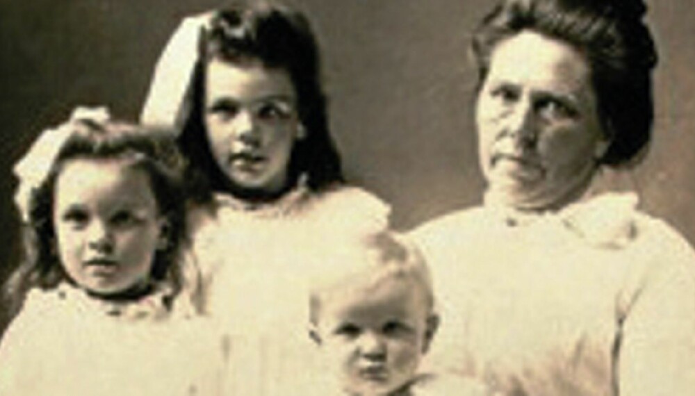Fra venstre adoptivjentene Lucy og Myrtle Sørensen som Belle tok til seg sammen med første ektemann Mads Sørensen og Philip Gunness som «ble født» etter farens død. Dette er det eneste bildet av Belle og barna.