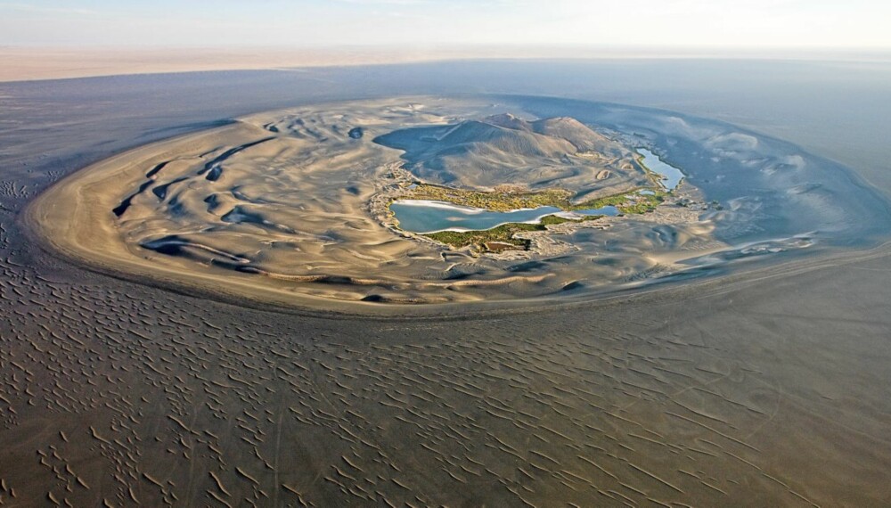 Det gamle vulkankrateret Waw an Namus i Libyas Sahara rommer ennå vann som falt for tusner av år siden..