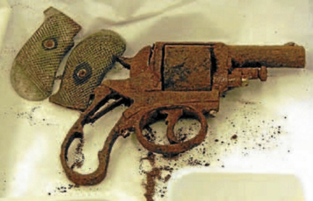 Denne revolveren, en britisk Bull Dog, ble funnet i mausoleet på Rostad gård da det ble åpnet i 2008. Det antas å være selvmordsvåpenet.