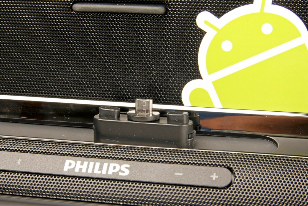 PLUGG: Lyden sendes via Bluetooth, mens mobilen lades via USB-pluggen. Philips har laget en plugg som kan snus 180 grader og forskyves sidelengs. I tillegg har den to justerbare knotter på sidene slik at mobilen får god balanse.