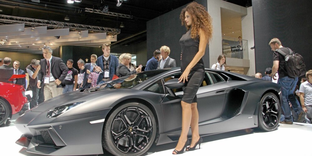 SMEKRE LINJER: Lamborghini Aventador er en skjønnhet. Men hvor skal fotografene fokusere?
