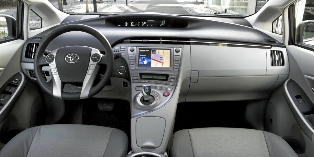 INNVENDIG: Førermiljøet blir mer moderne i 2012-versjonen av Prius.