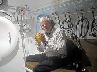 Vi Menns Håkon Bonafede fikk prøve et dykk til 60 meter i trykkammeret. Legg merke til den gule ballongen som har skrumpet inn på grunn av trykket. (Foto: MDK)