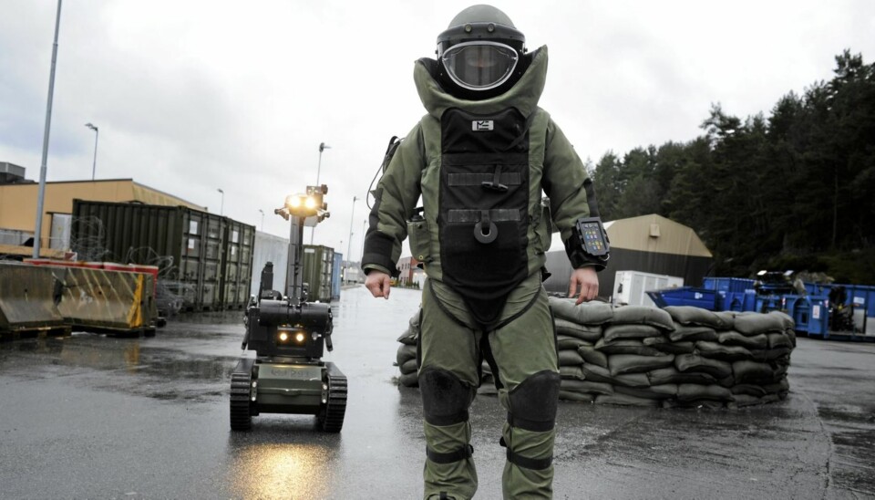 Aril er mannen som skal sikre Norge mot flere bombeangrep. Her er han i trening med bomberobot på Haakonsvern.