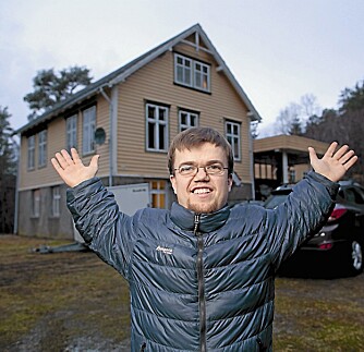 NYTT HJEM: - Det er mange som advarte meg mot å kjøpe denne gamle skolen, men jeg angrer ikke et sekund, sier Fredrik.