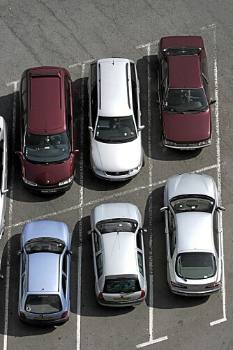 UTSATT: Bilene står tett på parkeringsplassene, og skader på karosseriet oppstår lett. Illustrasjonsfoto: Colourbox.no UTSATT: Bilene står tett på parkeringsplassene, og skader på karosseriet oppstår lett. Illustrasjonsfoto: Colourbox.no