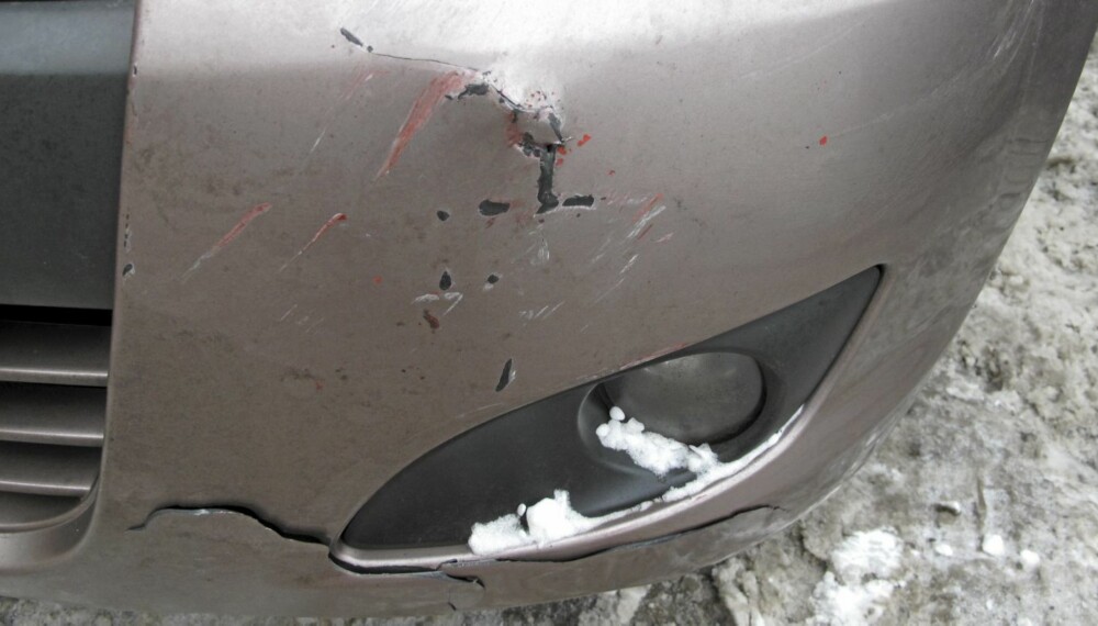 BULK: Glatt underlag og brøytekanter øker sjansene for riper, bulker og andre skader på bilen.