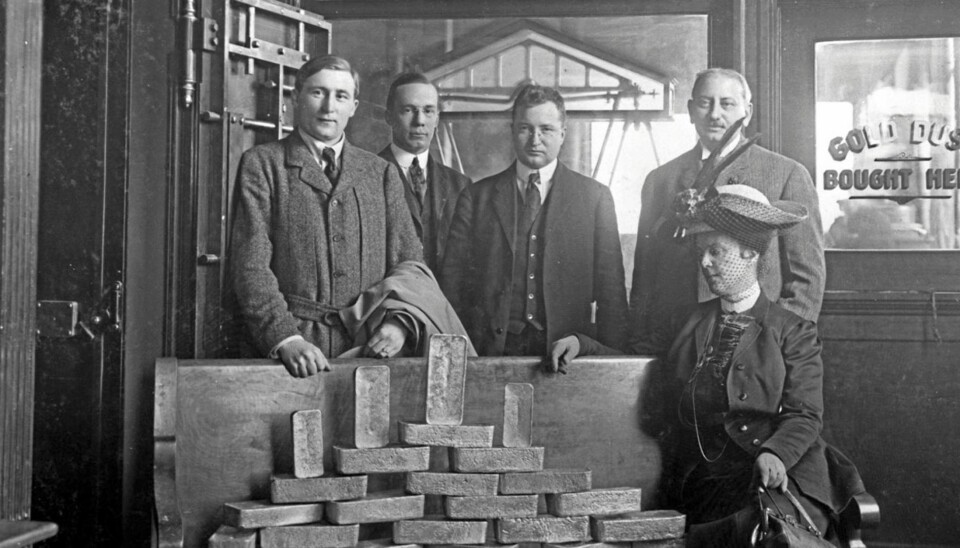 Jafet Lindeberg (t.v.) hadde lært av slekta hvor han skulle lete. Det gjorde ham til en av Amerikas rikeste menn. Her ser du ham bak gullbarrer som selskapet hans, Pioneer Mining Company, tok ut på bare en uke.