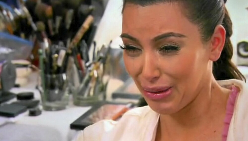 FRUSTRERT FRUE: Da Kim Kardashian tenker tilbake på 60-millionersbryllupet, begynner hun å gråte.