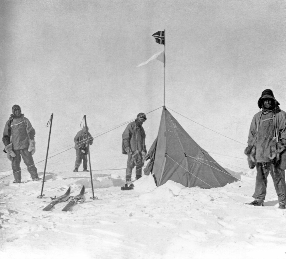 33 dager for sent ute. Scott og hans menn finner Amundsens telt.