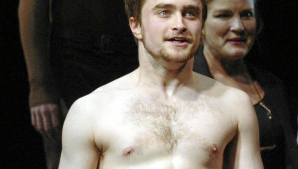 KASTER KLÆRNE: Daniel Radcliffe viser seg nok en gang naken i sin nye film.