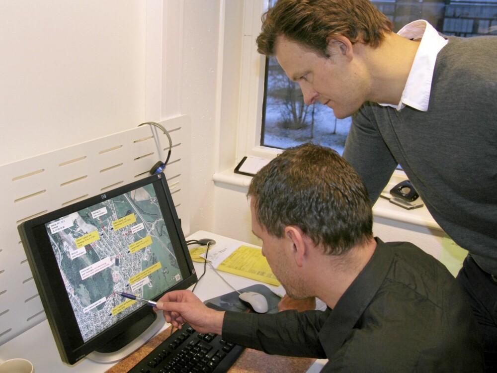 Politiadvokat og aktor i rettssaken mot Sergej, Morten Stene (bak) og etterforskningsleder Dag Eirik Ekeli, studerer kartet som viser 42-åringens bevegelser på Hamar 20. januar 2010.