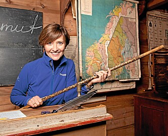 GODE MINNER: - Den gamle skolestua er akkurat slik jeg husker den, sier Solveig. Som liten jente lekte TV 2-profilen og en venninne ofte her. GODE MINNER: - Den gamle skolestua er akkurat slik jeg husker den, sier Solveig. Som liten jente lekte TV 2-profilen og en venninne ofte her.