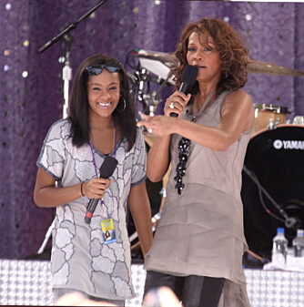 COMEBACK-FORSØK: Whitney sammen med datteren Bobbi Kristina, som hun fikk i det turbulente ekteskapet med sangeren Bobby Brown.