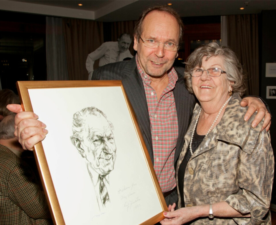 GLAD PRISVINNER: Leif Justers søster, Siri, delte ut Juster-prisen til en lykkelig Ole Paus.