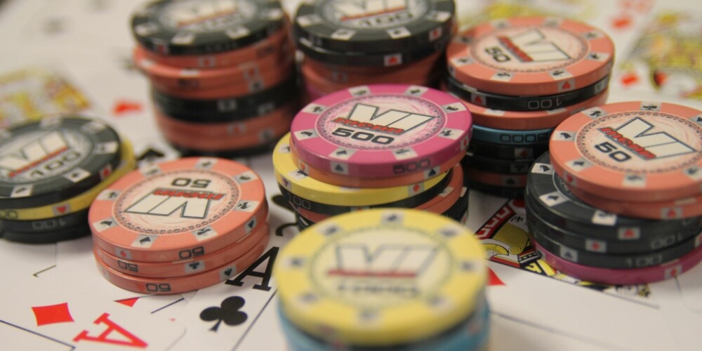 Hele 126 nordmenn får prøve seg mot pokerproffer og kjendiser under Pokergallaturneringen.
