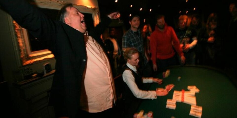 SVENSKEJUBEL: Magnus Berggren har også vunnet gallaturneringen, og det gikk ikke upåaktet hen hos NOEN i 2010. Svensken lager alltid show, så vær forberedt på en sang eller to på bord 11.