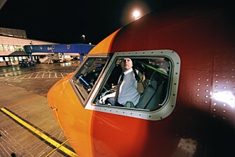 Klokken er 06.30 og flykaptein Jan Tore Bjørge gjør klar til å fyre opp Boeing 737-maskinen for en 12-timers dag i lufta.