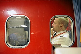 Kaptein Håkon Lie-Nielsen tar seg en fem-minutter i kabinen mens flyet blir inspisert etter lynnedslagene.