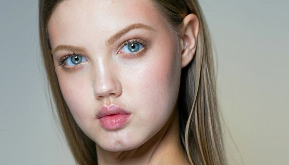 SMINKETIPS: Glød på null komma svisj med en liten highlighter i veska. Litt kremrouge gjør også susen for en fresh look.