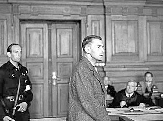 Eks-hauptsturmfürer Siegfried Wolfgang Fehmer er ikke lenger den som dømmer og straffer. Derimot mottar han sin egen dødsstraff. Fra rettssaken i Oslo i 1947.