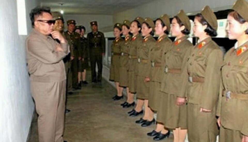 Kim Jung Il ser på ting