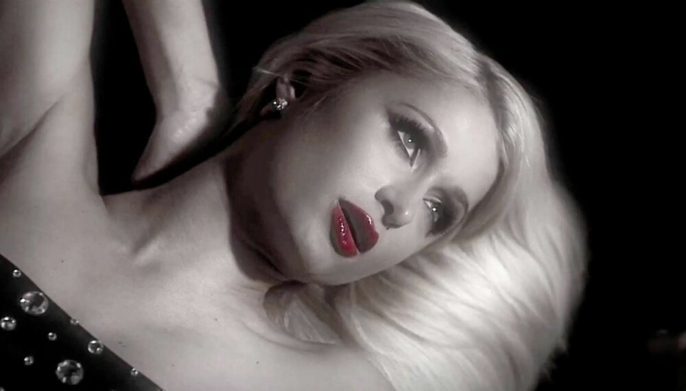 NY MUSIKKVIDEO: Paris Hilton er på den igjen, og har nå lansert sin nye musikkvideo "Drunk Text".