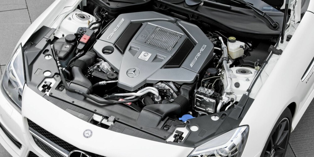 STENGER: SLK AMG har et system som slår av drivstofftilførselen til fire av bilens åtte sylindere (2, 3, 5 og 8) når bilen ikke trenger kraften til hele motoren.