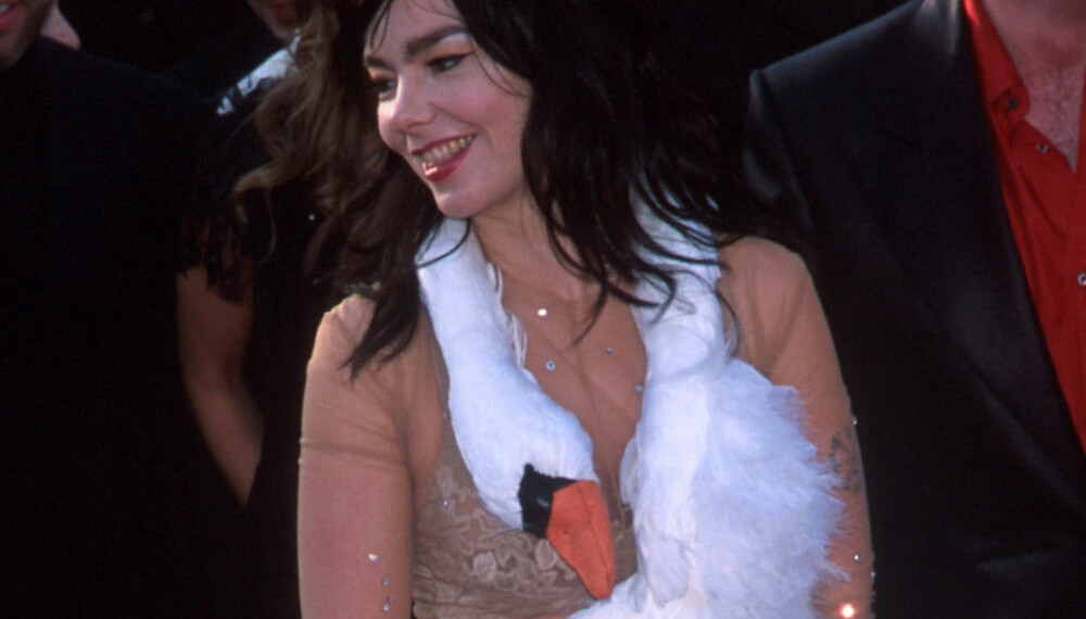 UFORGLEMMELIG: Hvem glemmer vel Björk sin svanekjole som hun hadde på seg på Oscar-utdelingen i 2001?