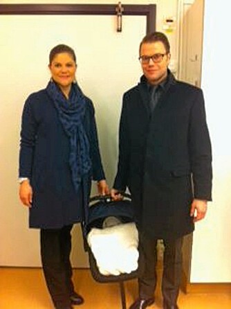 DET FØRSTE BILDET: Bare timer etter fødselen, ble dette bildet lagt ut på Facebook-siden til det svenske kongehuset.