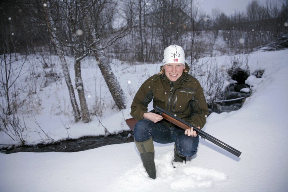 SKYRE GULLFUGLER: Tora kan håndtere et gevær både i skiskytterkonkurranser og privat med ektemannen. - Vi går på jakt sammen, men bommer på hverandre, ler Tora.