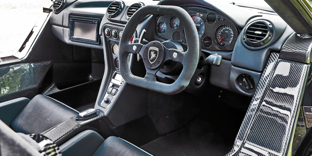 GUMPERT: Interiøret i Gumpert Apollo er bra utstyrt til å være en så rask maskin. GUMPERT: Interiøret i Gumpert Apollo er bra utstyrt til å være en så rask maskin.