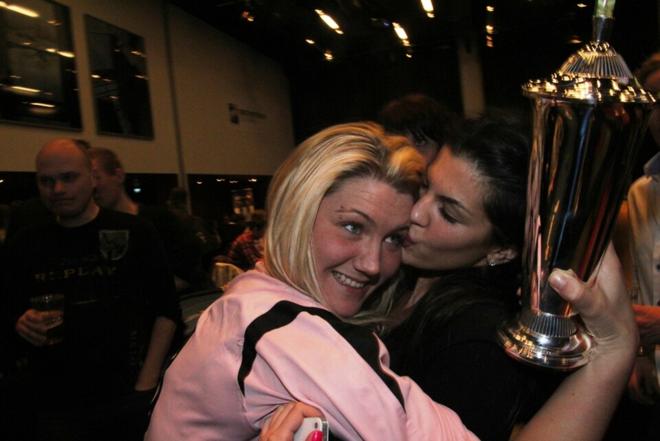 OSS JENTER IMELLOM: Aylar Lie gratulerer Lotte hjertligst med pokal og NM-tittel.