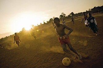 Det finnes en fotballklubb i Kibera, for unge gutter uten fotballsko. Hensikten er å holde dem unna stoff og kriminalitet.