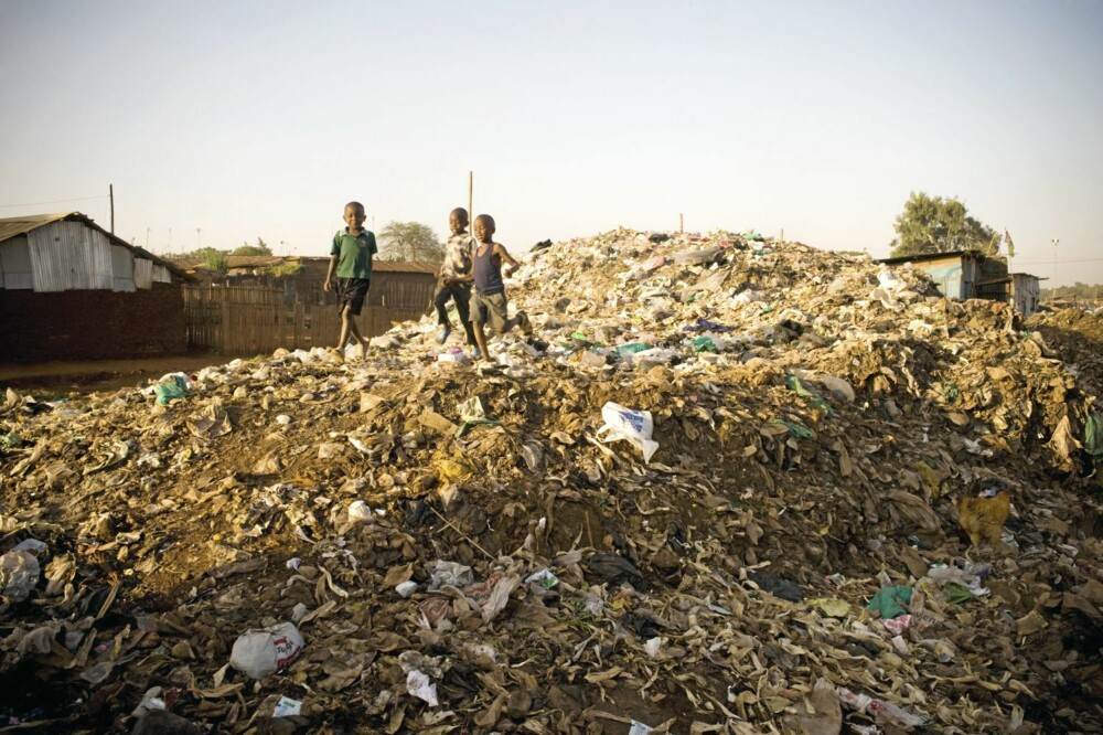 Barna i Kibera leker også ¿ på søppeldynga.