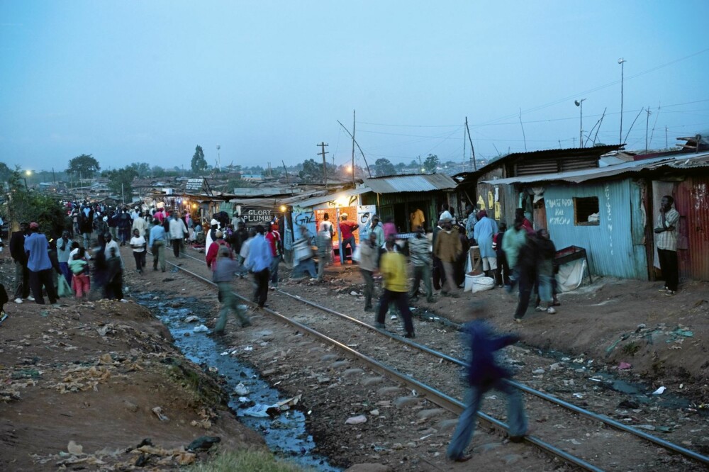 Når mørket faller på, ser det litt mindre jævlig ut i Kibera. Her finnes ikke veier og fortau, men her er en jernbane.